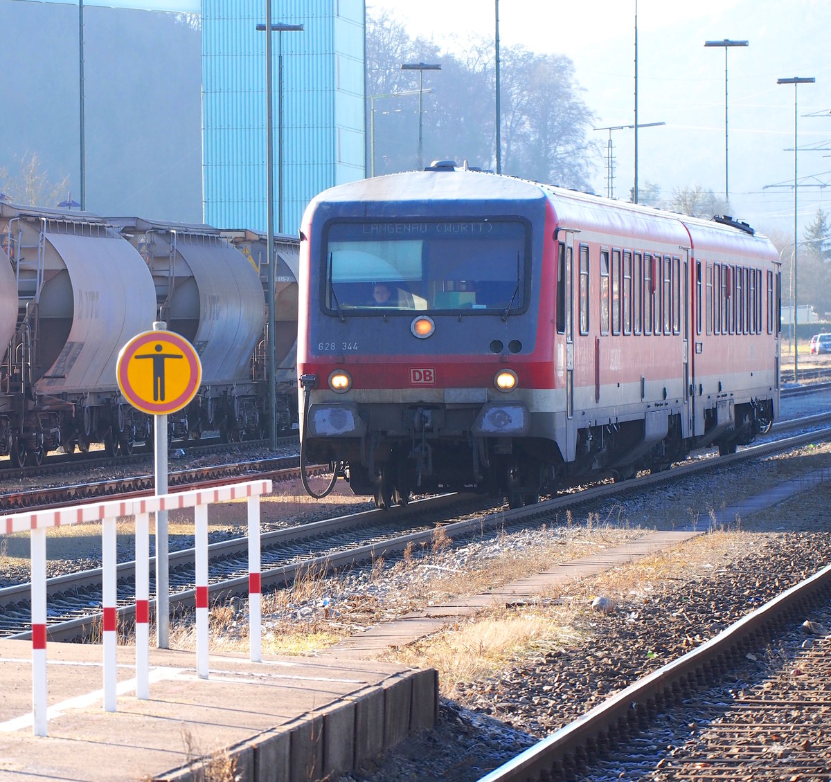 628 344 erreicht am Mittag des 10.12.2016 als RB Ehingen - Langenau den Bahnhof Schelklingen