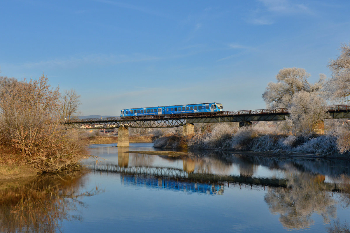 628 423 als RB nach Neufahrn am 04.12.2016 bei Bogen. 