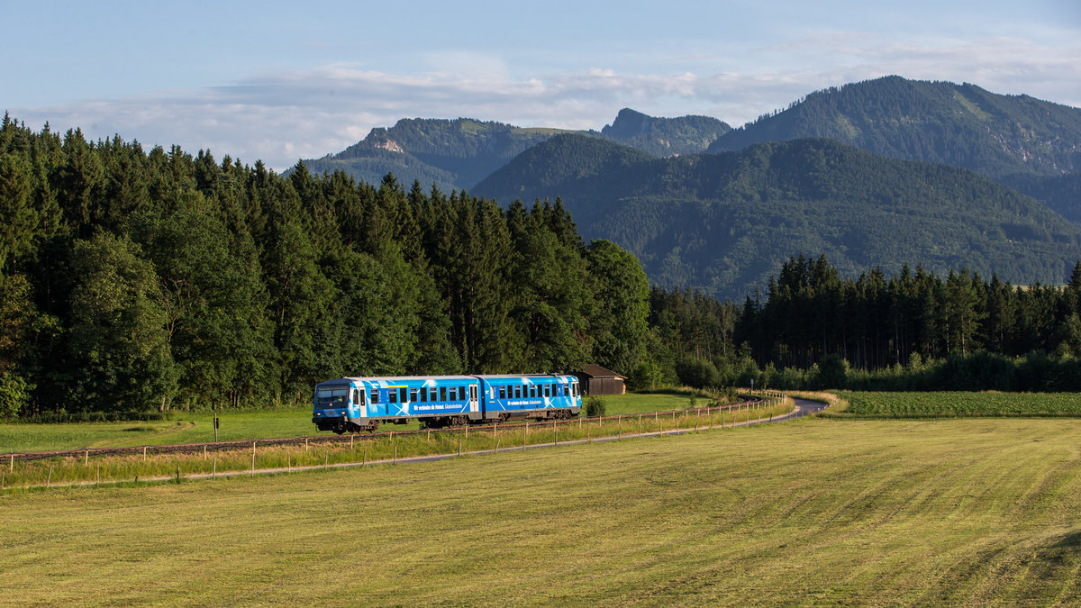 628 423 der Gäubodenbahn fährt als RB von Aschau nach Prien, hier zu sehen beim Haltepunkt Vachendorf. Aufgenommen am 26. Juni 2017.