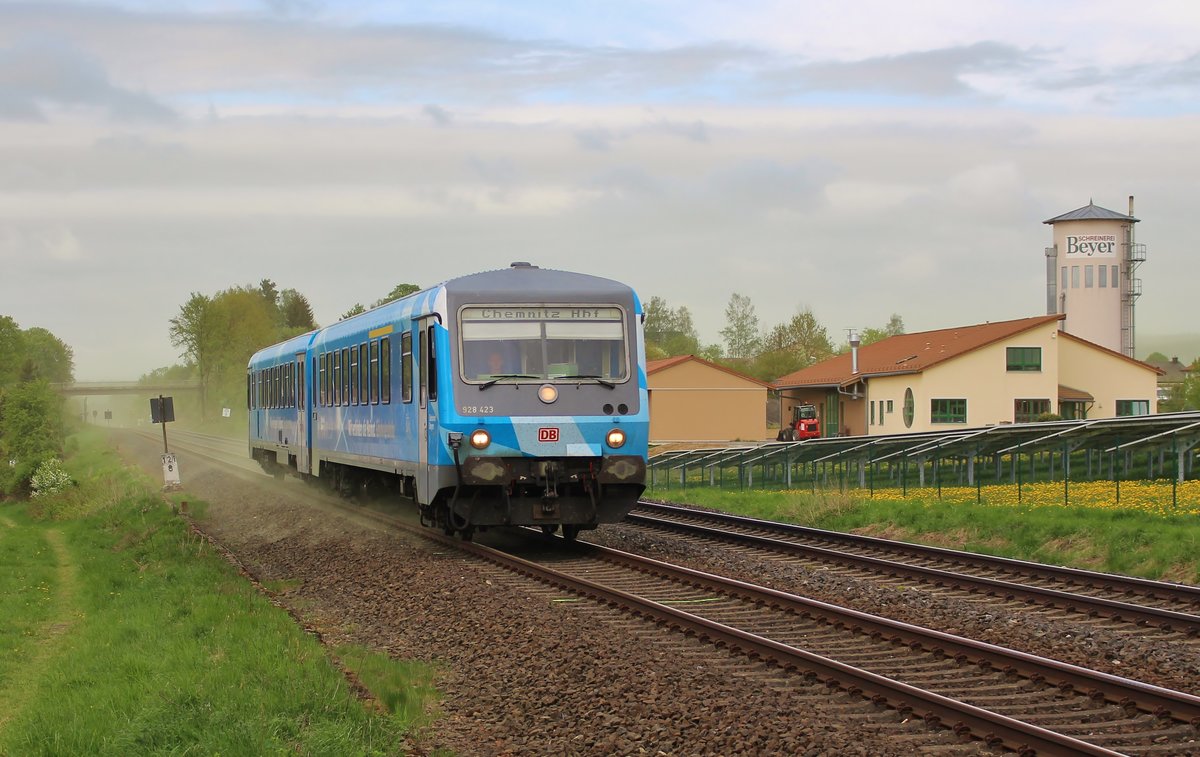 628 423 mit der Werbung für die Gäubodenbahn war am 30.04.18 als Überführung von Mühldorf nach Chemnitz unterwegs. Hier ist der Triebwagen in Waldershof zu sehen.
Schön sieht man hier den Blütenstaub aufwirbeln!