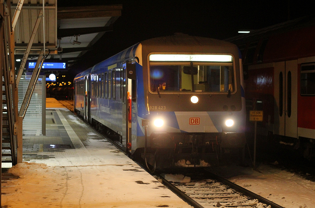 628 423 trägt eine schöne  Bahnland Bayern -Werbebeklebung und fällt somit direkt auf.
Das Foto entstand am 4. Januar 2017 im Bahnhof Mühldorf (Oberbayern).