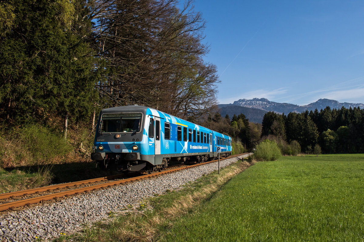 628 423 war am 12. April 2017 auf der Strecke Prien - Aschau unterwegs, hier zu sehen bei Umrathshausen.