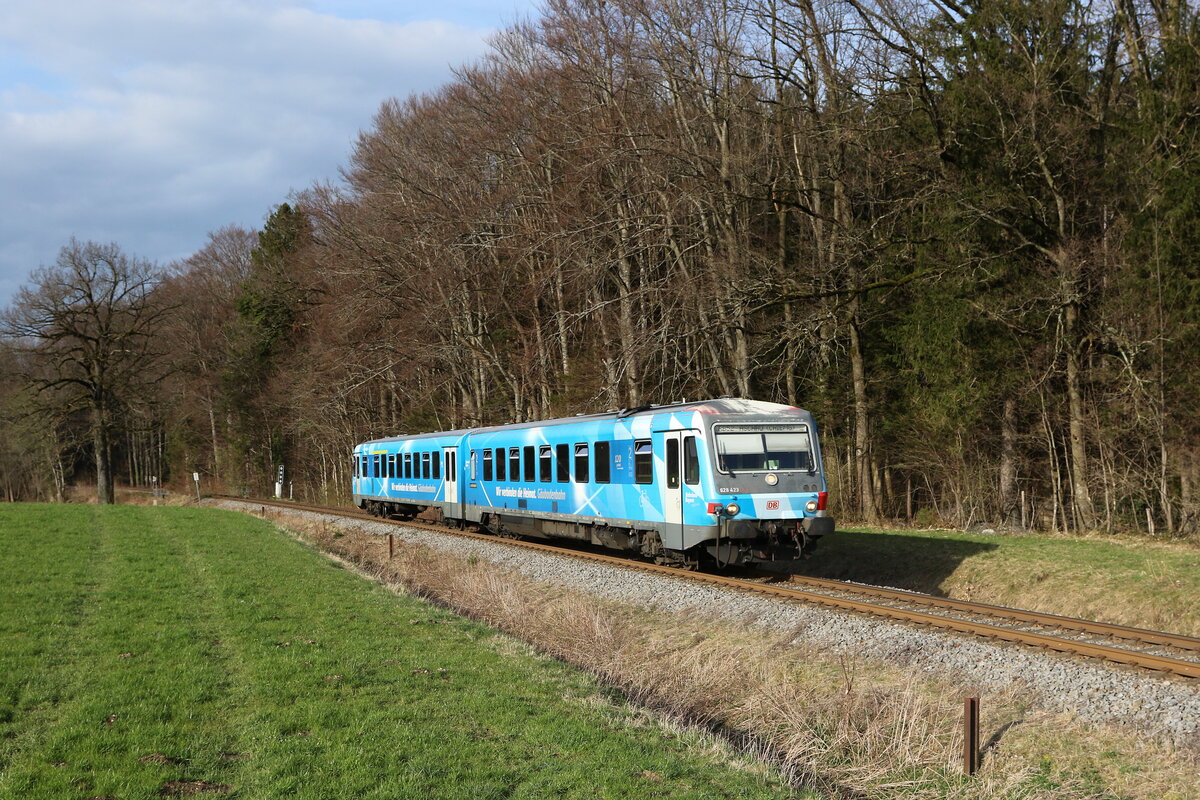 628 423 war am 19. März 2024 auf der  Chiemgaubahn  zwischen Prien am Chiemsee und Aschau im Chiemgau im Einsatz. Aufgenommen kurz vor dem Haltepunkt  Umrathshausen Ort .