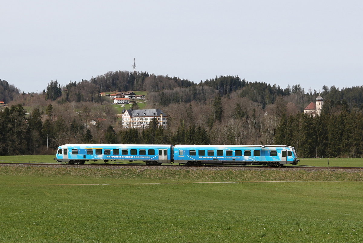 628 424 mit  Schloss Wildenart  im Hintergrund am 5. April 2021 bei Vachendorf.