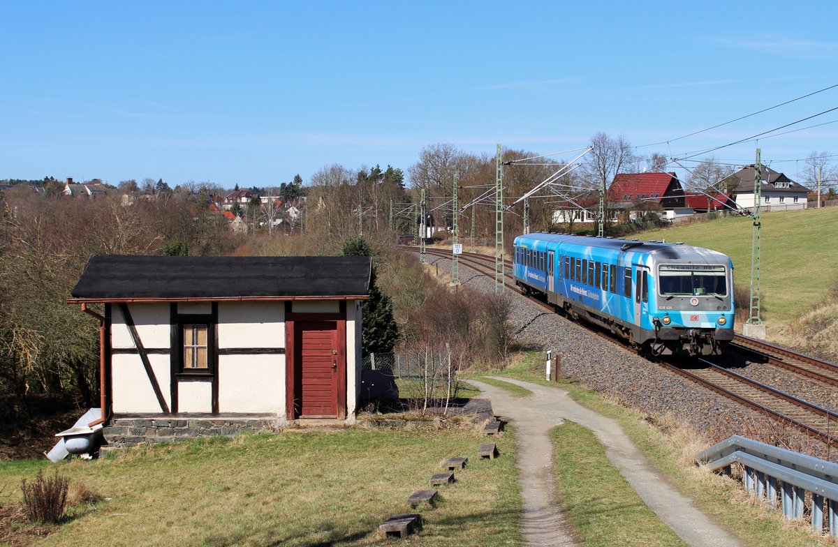 628 424 mit der Werbung für die Gäubodenbahn war am 07.04.18 als Überführung von Mühldorf nach Chemnitz unterwegs. Hier ist der Triebwagen in Jößnitz/V. zu sehen. Gruß an den Tf zurück!