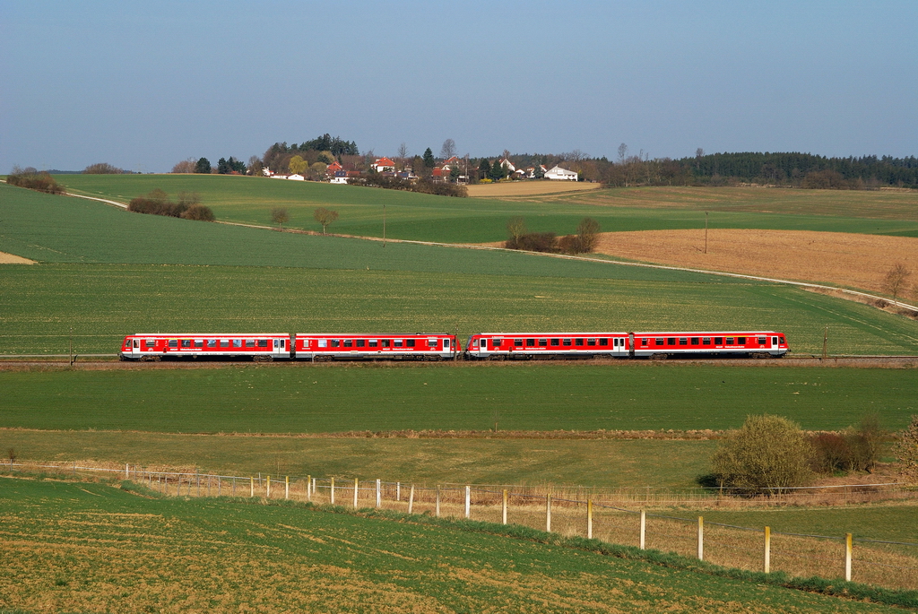 628 432 und 597 mit S-Bahn, A-Linie (29350) bei Kleinberghofen (21.03.2014)