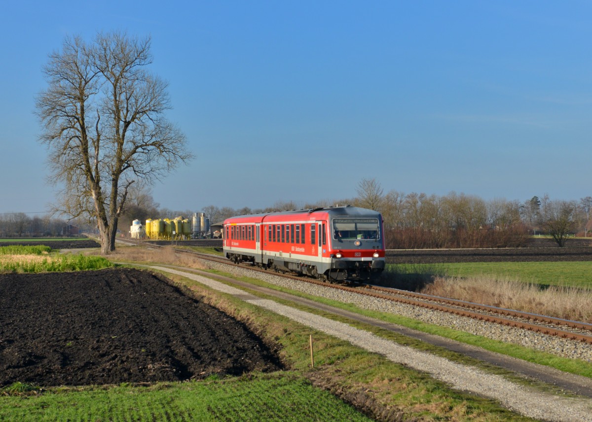 628 432 als RB nach Burghausen am 14.12.2015 bei Altötting. 