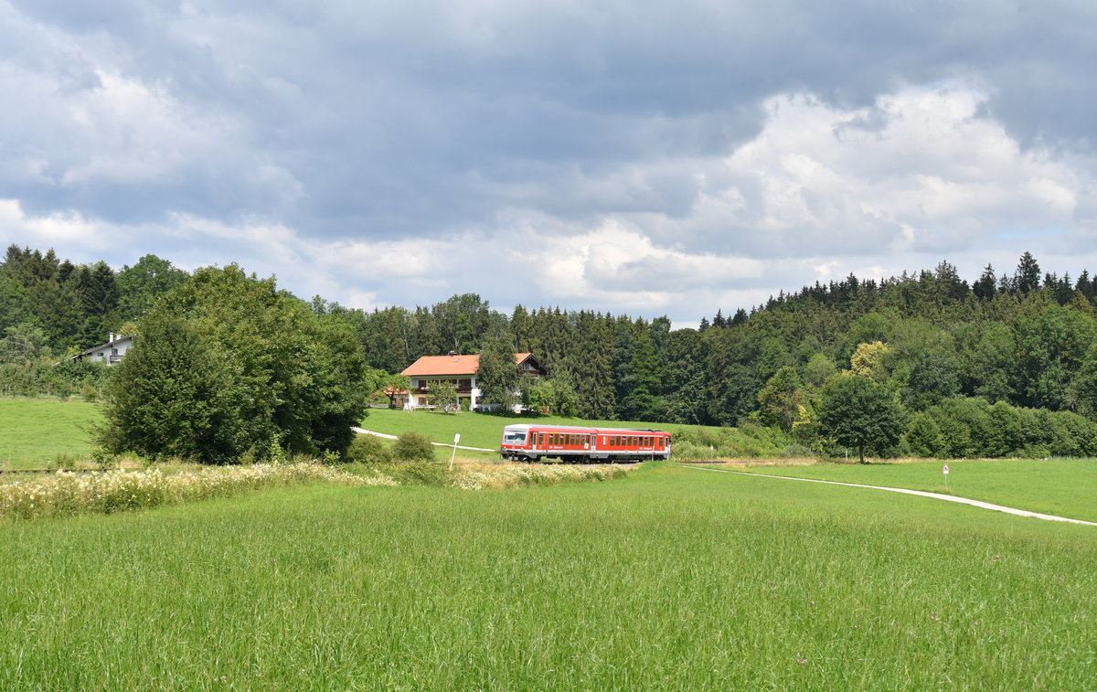 628 434 als RB 27472 von Waging zurück nach Traunstein erreicht in Kürze den Bedarfshaltepunkt Unteraschau. 26.06.2018