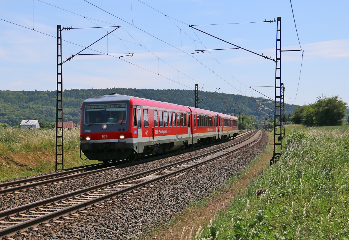 628 434 mit 628 432 auf Überführungsfahrt in Richtung Norden. Aufgenommen zwischen Ludwigsau-Friedlos und Mecklar am 14.06.2015.