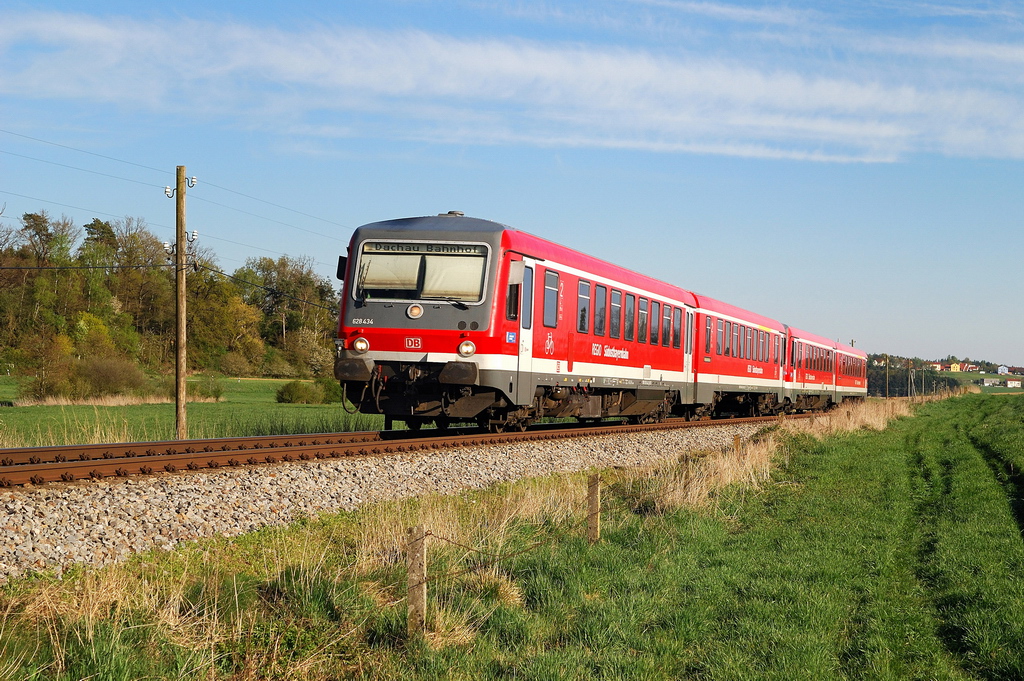 628 434 mit S-Bahn, A-Linie (29380) bei Deutenhofen (17.04.2014)