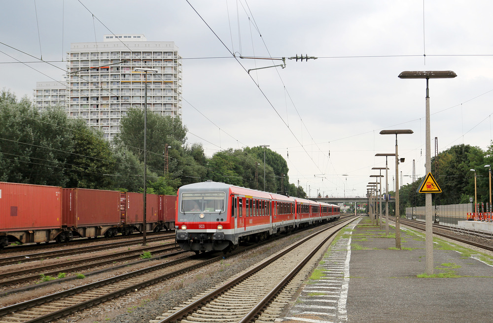 628 445 + 628 197 + 628 307 + 628 136 als Leerfahrt auf dem Weg zur BASF.
Dort werden die Fahrzeuge auseinander gekuppelt um anschließend die Werkspendler zu verschiedenen Zielen zu bringen.
Aufgenommen am 8. August 2013 in Ludwigshafen-Oggersheim.