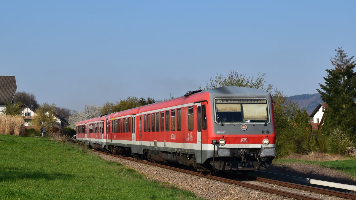 628 445 und 455 sind auf dem Weg als RB69 nach Weinheim (Bergstraße) Hbf und haben soeben den ersten Zwischenhalt ihrer Reise, Lörzenbach-Fahrenbach, verlassen. Aufgenommen am 11.4.2019 17:38