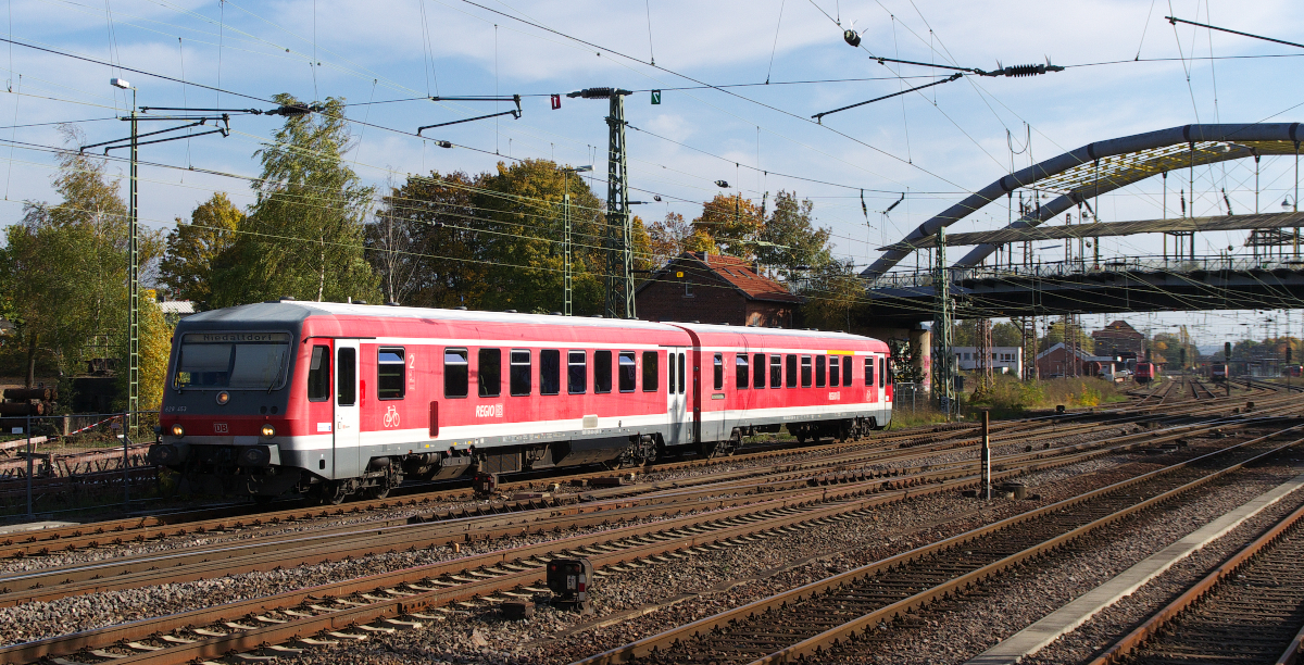 628 453 macht sich am 22.10.2013 ins romantische Tal der Nied auf. Nach knappen 20 Minuten wird das Ziel Niedaltdorf erreicht sein! Bahnstrecke 3212 Bouzonville (F) - Grenze - Dillingen Saar beim ehemaligen Bw Dillingen.