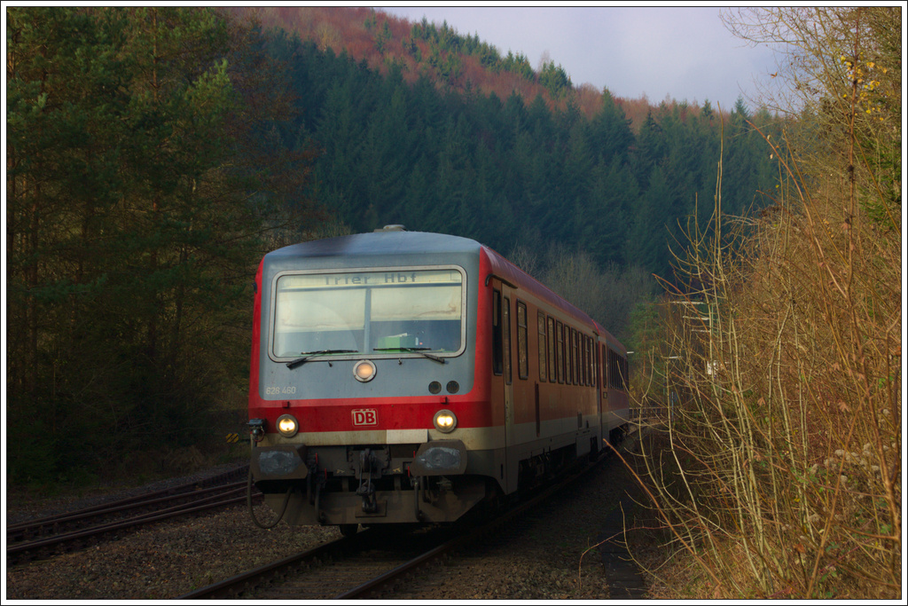 628 460 nach Trier fährt den Bahnhof Speicher aus, 19. November 2011.