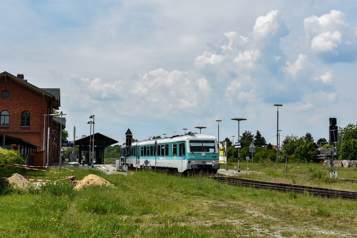 628 486+673 der Westfrankenbahn als RB nach Landshut Hbf, bei der Ausfahrt aus Neumarkt St Veit, Mai 2019