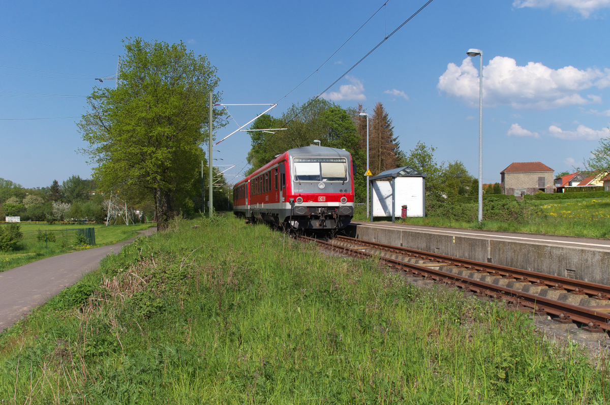 628 487 ist als RB Saarbrücken Hbf - Lebach-Jabach im Endhaltepunkt Jabach angekommen. Nach wenigen Minuten Aufenthalt geht es zurück nach Saarbrücken. Das Interessante am Hp Lebach-Jabach, der von der Saarbahn im Schülerverkehr und von DB Regio angefahren wird, ist, dass es weder einen Fahrscheinautomaten der Saarbahn, noch einen Automaten der DB gibt. Bahnstrecke 3274 Wemmetsweiler - Nonnweiler am 08.05.2016