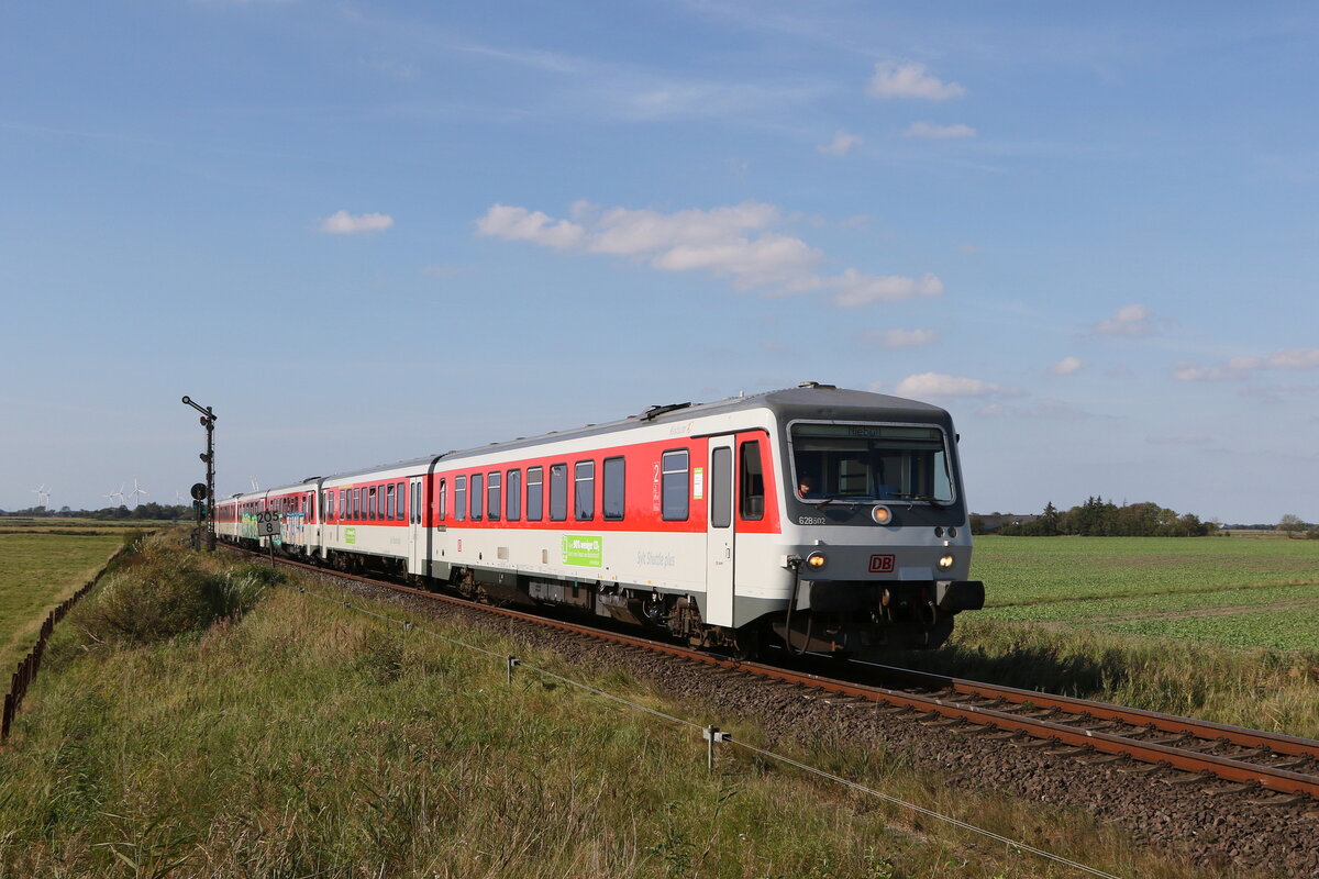 628 502, 628 507 und 628 512 waren am 15. September 2023 bei Lehnshallig in Richtung Niebüll unterwegs.