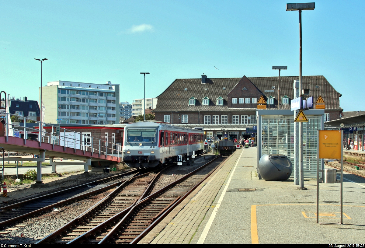 628 502-7  Keitum  der DB Fernverkehr AG als D 1445 (Sylt Shuttle Plus) nach Bredstedt rangiert in seinem Startbahnhof Westerland(Sylt) auf Gleis 5, um an einen Autozug (Sylt Shuttle) der DB Fernverkehr AG gekuppelt zu werden.
[3.8.2019 | 15:43 Uhr]