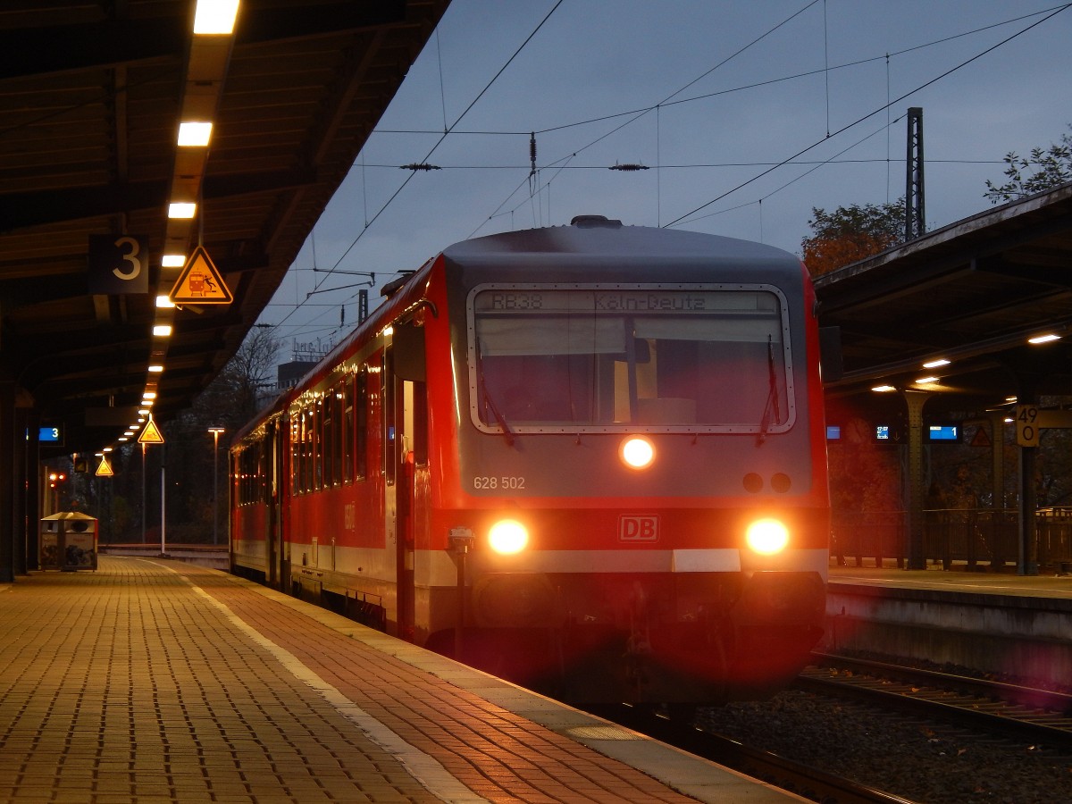 628 502 stand am Abend des 15.11.14 im Neusser HBF und wartet auf seine Abfahrt nach Horrem.

Neuss 15.11.2014