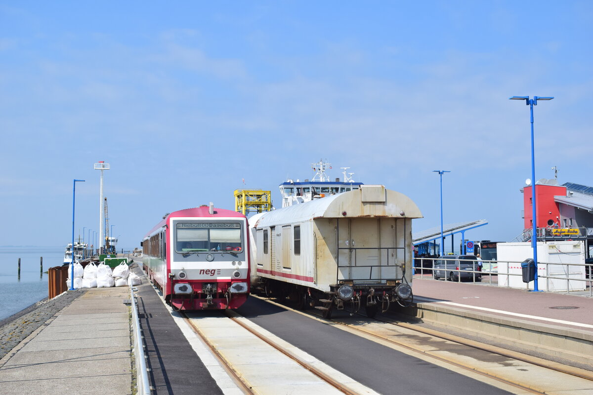 628 506 beim Umsetzen in Dagebüll Mole. Rechts der Heizwagen sowie die 3 Kurswagen. 

Dagebüll 04.06.2021