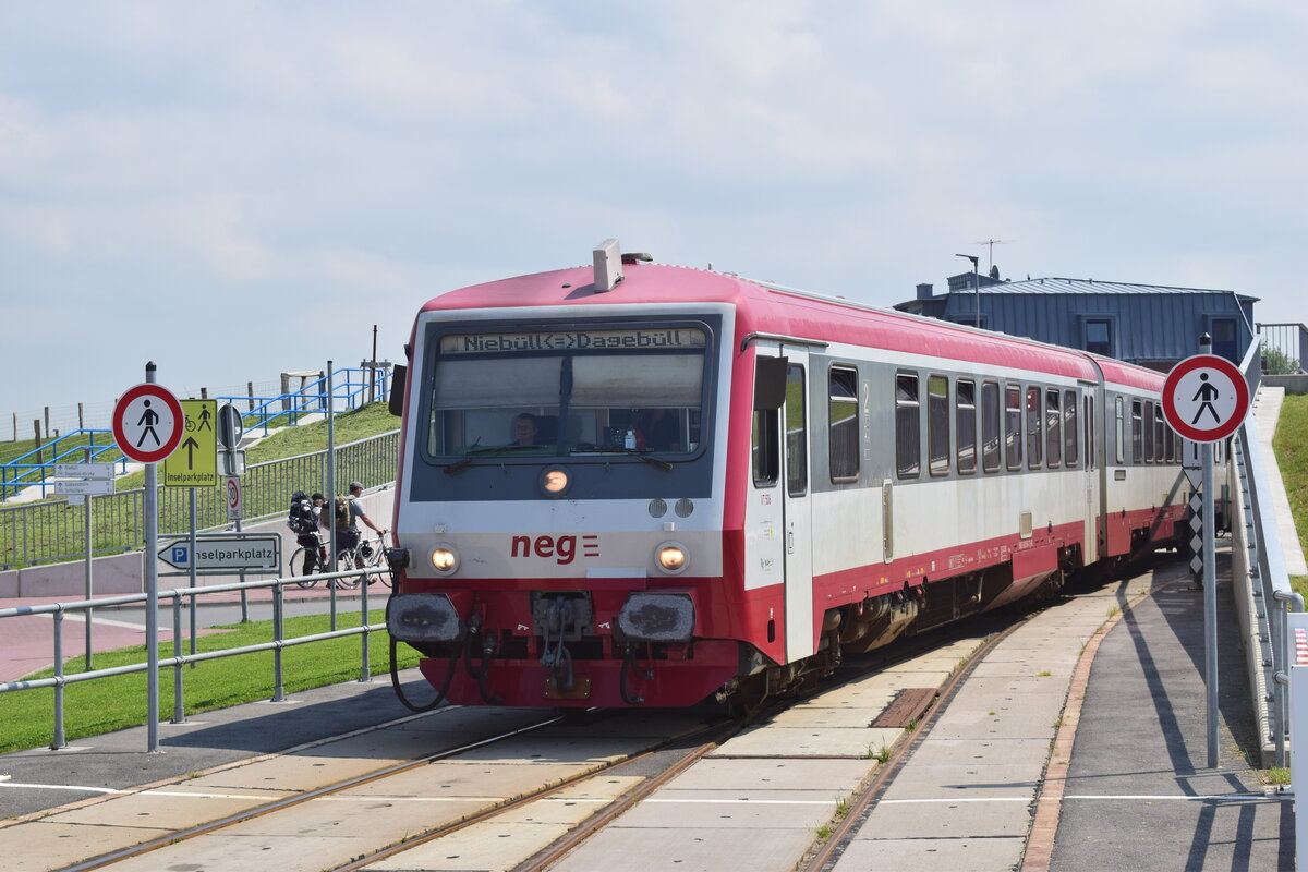 628 506 beim Umsetzen in Dagebüll Mole. Hier passiert er die Schleusentore.

Dagebüll 04.06.2021
