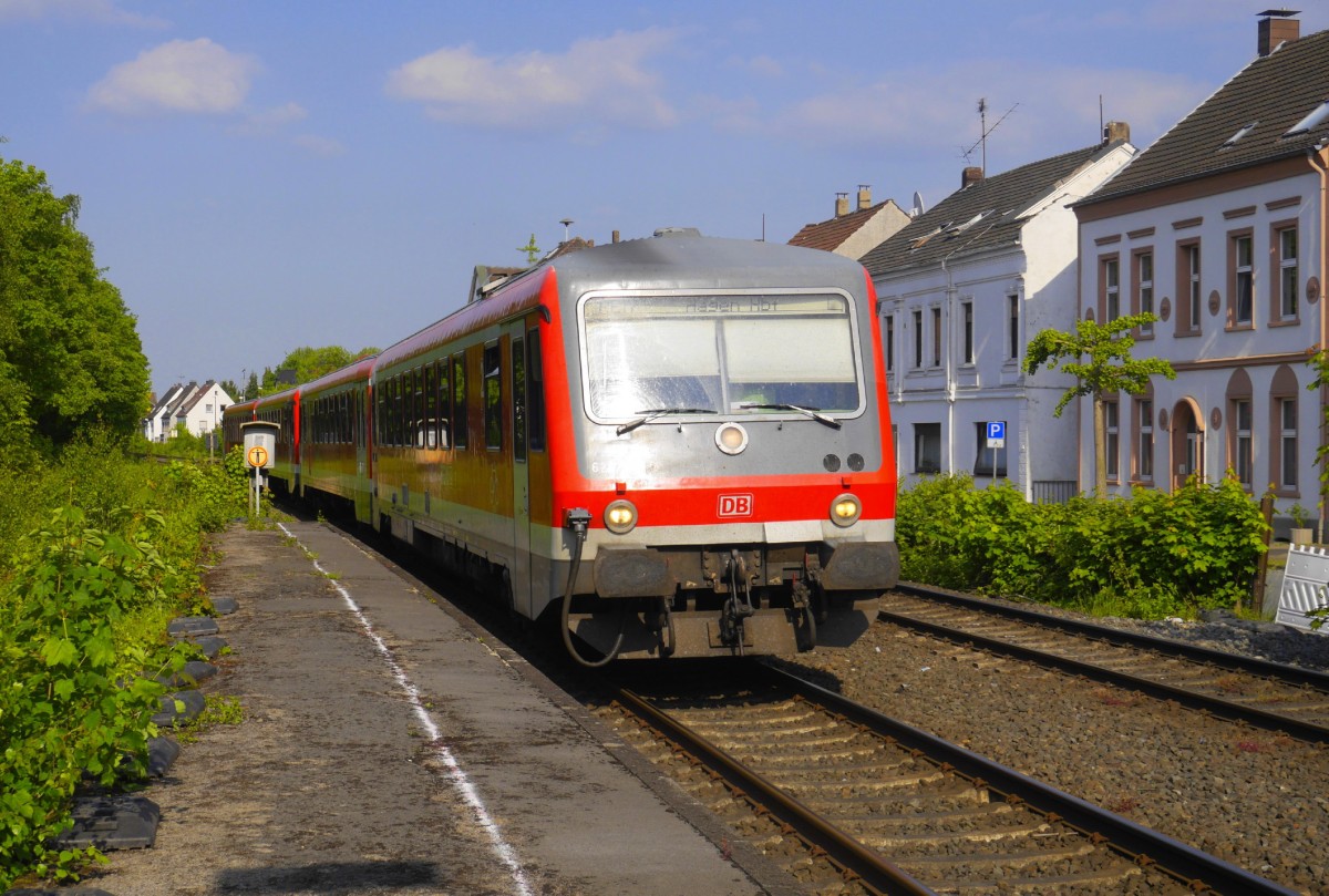 628 508 und 520 als RE 17 Warburg - Hagen bei der Einfahrt in Fröndenberg, 22.5.15.