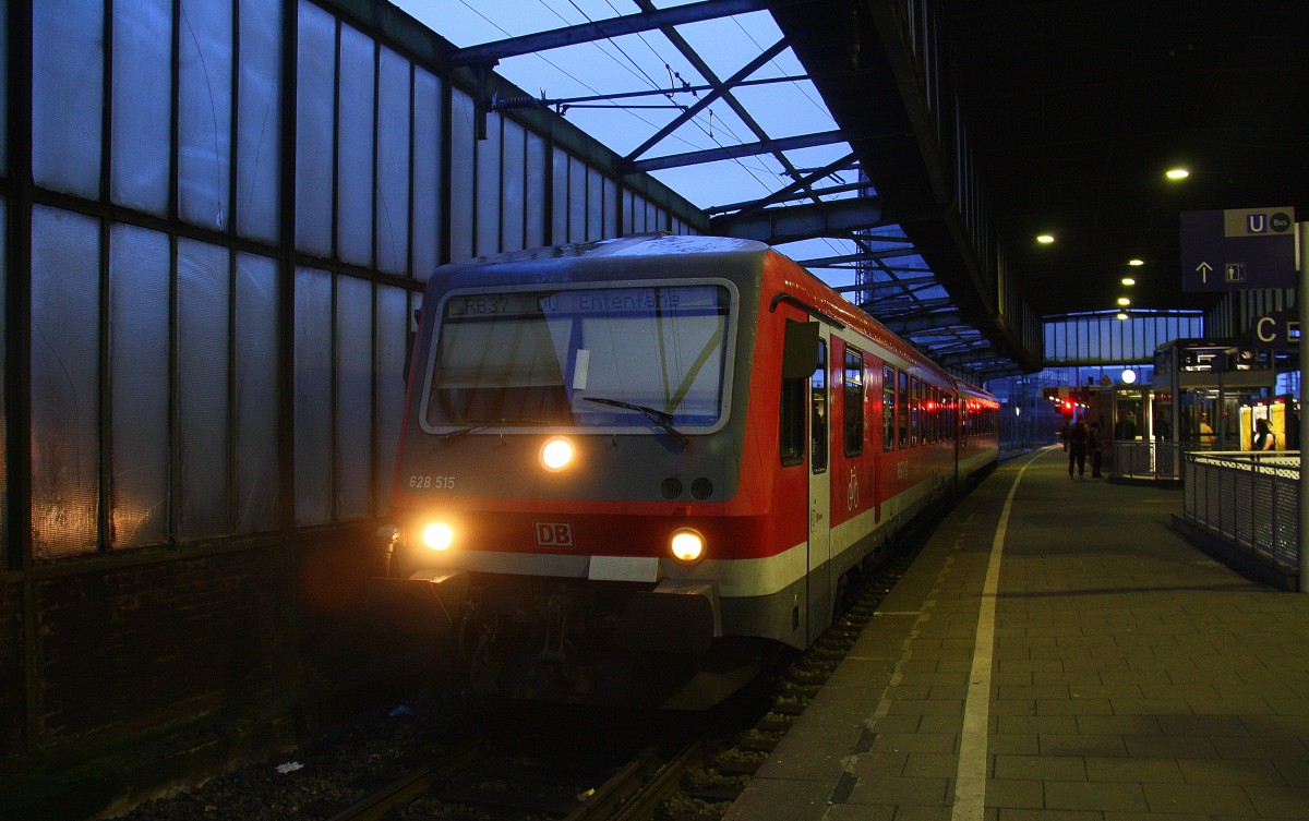 628 515 DB als RB37 steht im Duisburger-Hbf und wartet auf die Abfahrt nach Duisburg-Entenfang.
Aufgenommen vom Bahnsteig 1 in Duisburg-Hbf.
Am Nachmittag vom 10.1.2016. 