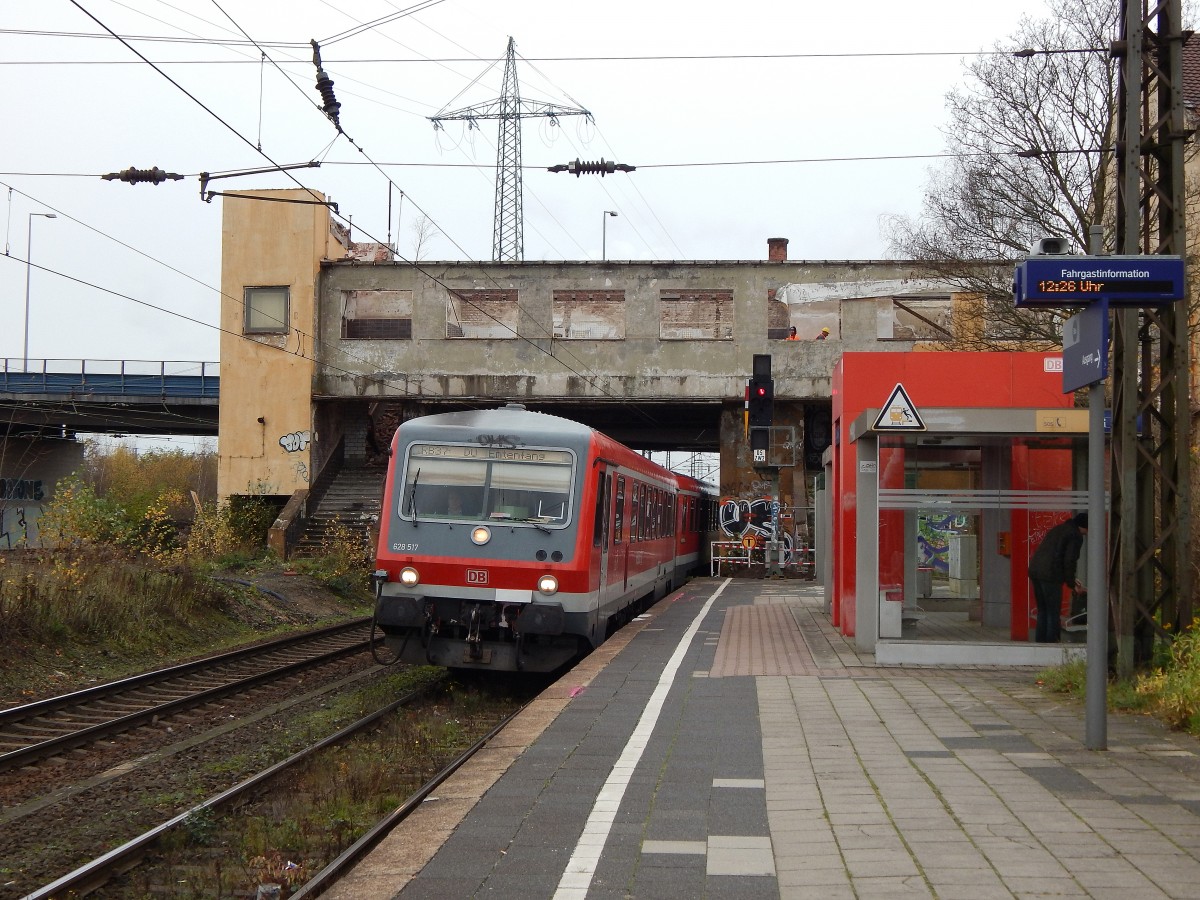 628 517 kam am 14.11 als RB37 in Wedau eingefahren. Die Bahnsteigüberführung wird bald abgerissen damit verliert Wedau seinen Reiterbahnhof.

Duisburg Wedau 14.11.2015