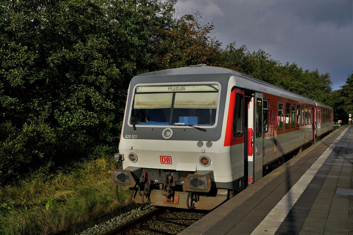 628 521  Sylt Shuttle plus  am 02.Oktober 2019 im Bahnhof von Bad St-Perer-Ording kurz vor der Abfahrt nach Husum.