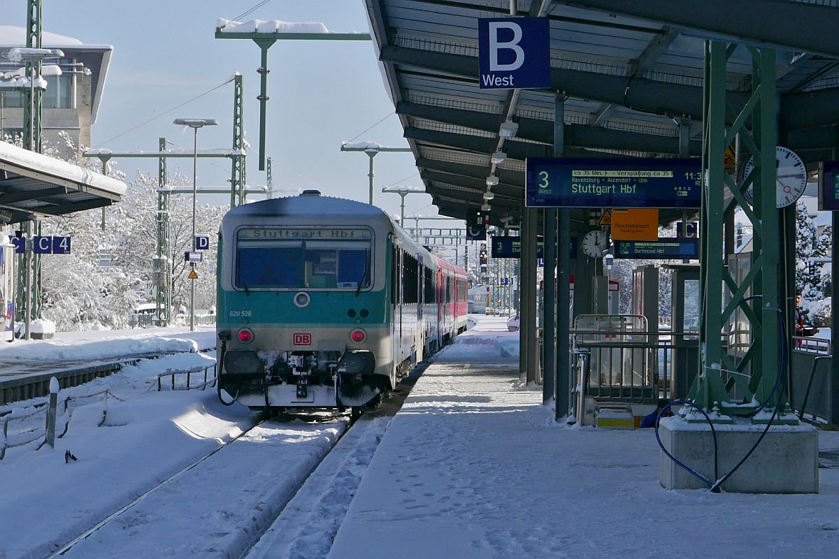 628 526 und 928 542 als RE 5 / RE 4218, Lindau-Insel - Stuttgart, am 15.01.2021 bei der Abfahrt in Friedrichshafen