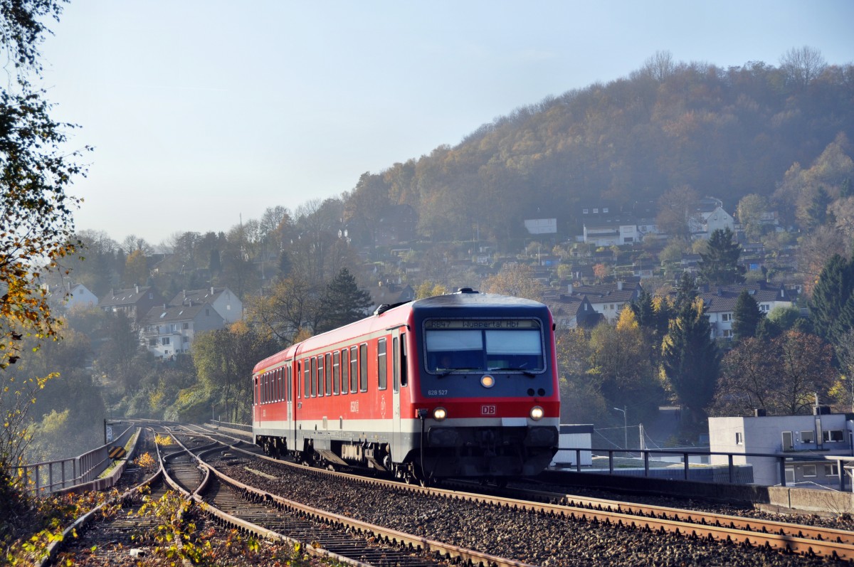 628 527 f�hrt gerade in den Bft Wuppertal-Rauental rein als RB47 von Remscheid in Richtung Wuppertal Hbf (17.11.2013)  