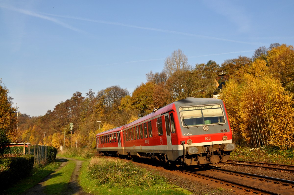 628 540 in der spten Herbstsonne bei der in Richtung Wuppertal Hbf im Bft Wuppertal-Rauental (16.11.2013)