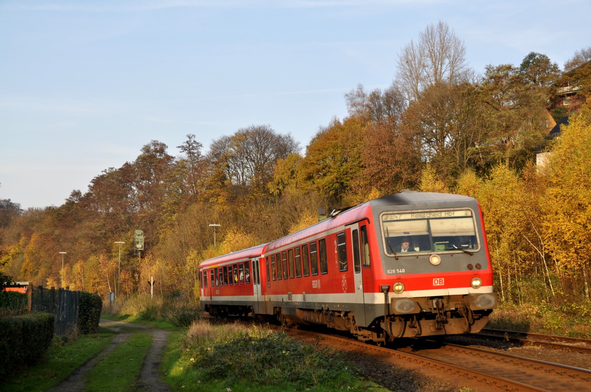 628 540 in der sp�ten Herbstsonne bei der fahrt nach Remscheid Hbf im Bft Wuppertal-Rauental (16.11.2013)