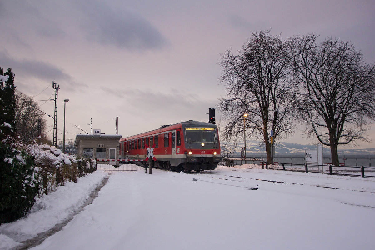 628 542 als Regionalbahn von Lindau nach Friedrichshafen, beim verlassen des Bahndammes. 14.1.19
