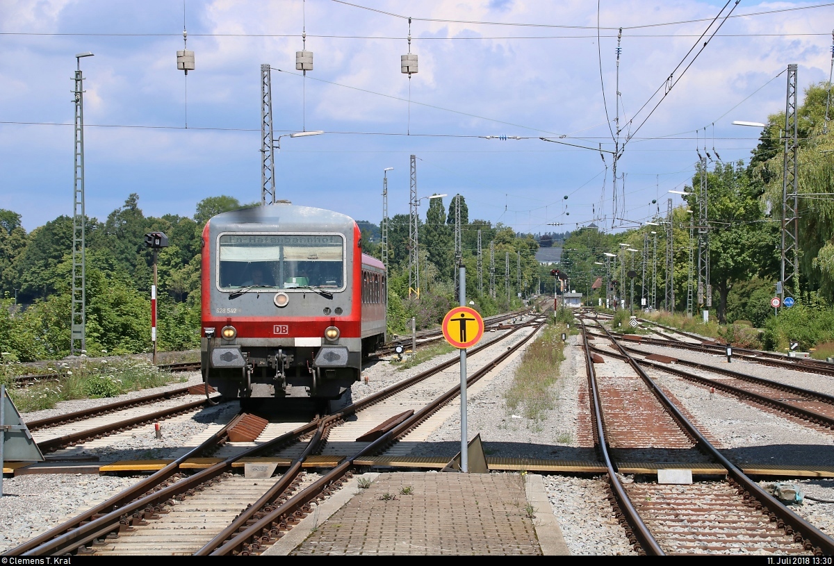 628 542 der DB ZugBus Regionalverkehr Alb-Bodensee GmbH (RAB) (DB Regio Baden-Württemberg) als verspätete RB 22721 von Friedrichshafen Hafen erreicht ihren Endbahnhof Lindau Hbf auf Gleis 4.
[11.7.2018 | 13:30 Uhr]