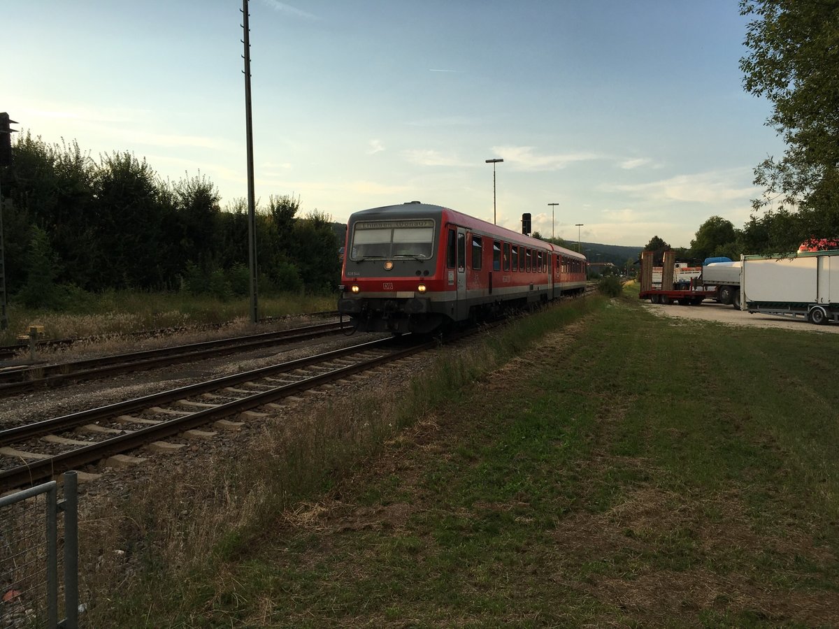 628 544 als Rb 22384 nach Ehingen (Donau)  kurz nach dem Bahnhof Allmendingen. 	
