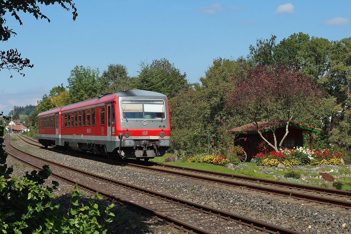 628 549 als RB 22863 von Friedrichshafen ber Lindau, Hergatz und Kilegg nach Aulendorf fhrt am 27.09.2015 bei Oberreitnau an einer Kleingartenanlage vorbei.