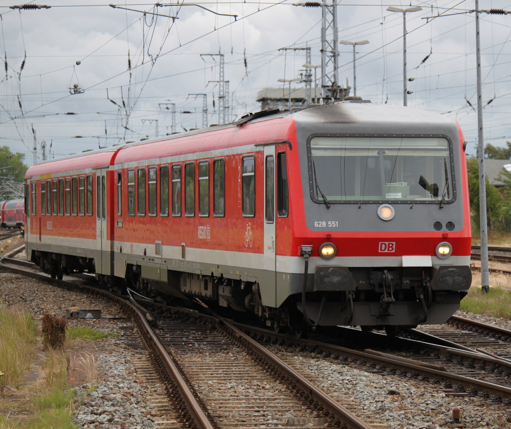 628 551-3(ex BW Braunschweig)beim Rangieren im Rostocker Hbf.19.06.2015
