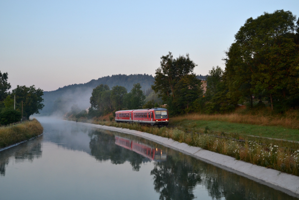 628 558 als RB 27400 nach Garching, fährt entlang des Alzkanals am 18.07.2014, den ersten Sonnenstrahlen entgegen