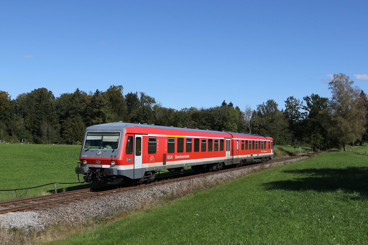 628 558 war am 4. Oktober 2020 auf der  Chiemgau-Bahn  zwischen Prien am Chiemsee und Aschau im Chiemgau unterwegs. Aufgenommen kurz vor dem Haltepunkt  Vachendorf 