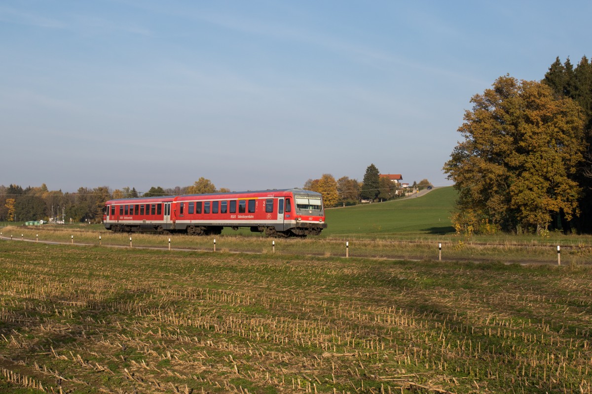 628 560 war am 26. Oktober 2015 auf der Strecke Prien - Aschau im Einsatz, hier zu sehen zwischen Vachendorf und Umrathshausen Bahnhof.