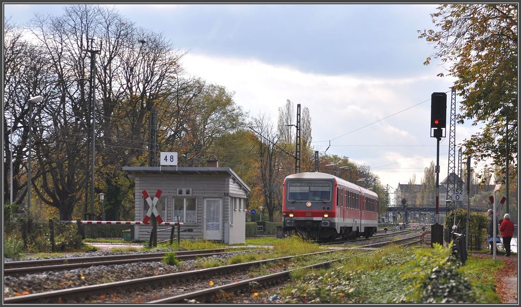 628 563 passiert als RB nach Friedrichshafen Stadt den Schrankenposten 48 am Aeschacher Ufer in Lindau. (05.11.2013)