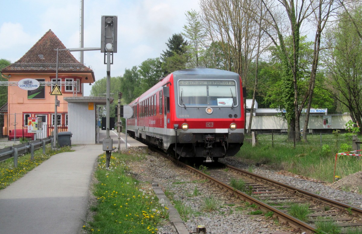 628 570 zur Fahrt nach Dachau Bahnhof in Dachau Stadt am 26. April 2014.