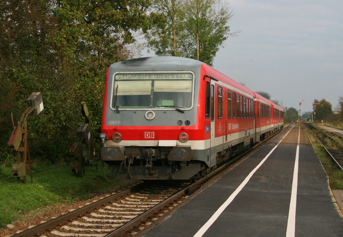 628 571 als RB 27047 (Mnchen Hbf–Mhldorf [Obb]) am 24.10.2014 in Schwindegg