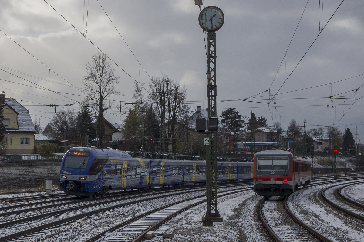 628 571 setzt als Rangierfahrt von Gleis 5 auf Gleis 4 um während der Meridian ET 308 als Betriebsfahrt den Bf Traunstein am 25.11.2013 ohne Halt durchfährt.

628 571
Hersteller (mechanisch): AEG
Fabriknummer: 21727
Indienststellung: 25.03.1994
Erst-Bw: Mühldorf
ursprüngl. Fahrzeugnr. 628 571
Fahrzeugnr. z.Z.d. Aufnahme: 95 80 0628 571-1 D-DB
Betreibernr. z.Z.d. Aufnahme: 628 571
Radsatzfolge: 2'B' + 2'2'
Vmax (km/h): 120
Leistung (kW): 485
Dienstmasse (t): 70
LüP (mm): 46.400