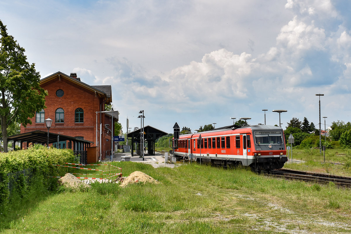 628 573 ex Ulm als RB nach Passau Hbf, bei der Ausfahrt aus Neumarkt St Veit, Mai 2019