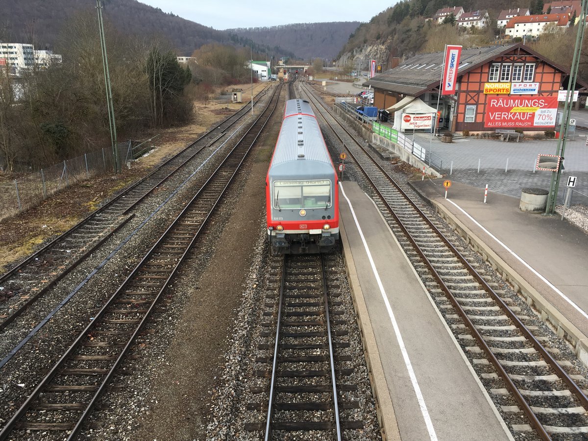 628 573 mit einer Rb nach Langenau (Württ) am 03.03.17 bei der Einfahrt in Blaubeuren.