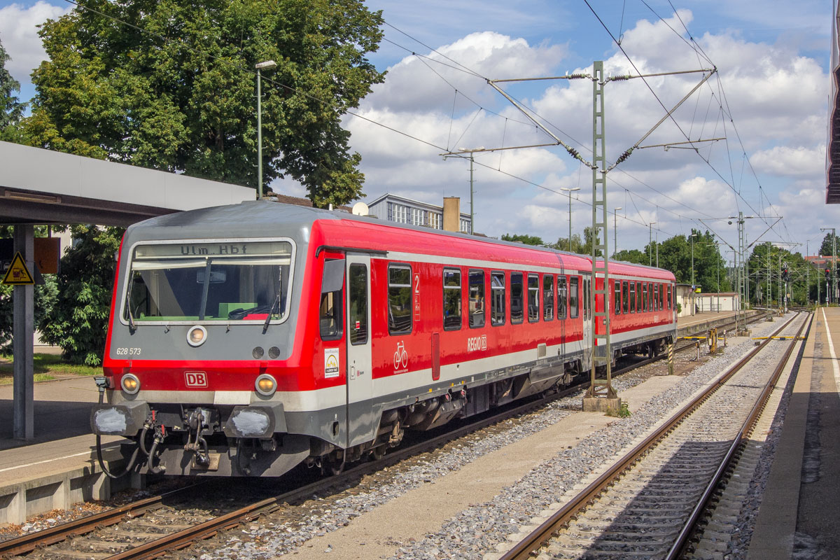 628 573 stand am 19.9.17 in Crailsheim neben der Bahnsteigunterführung für die Fahrt nach Ulm bereit.