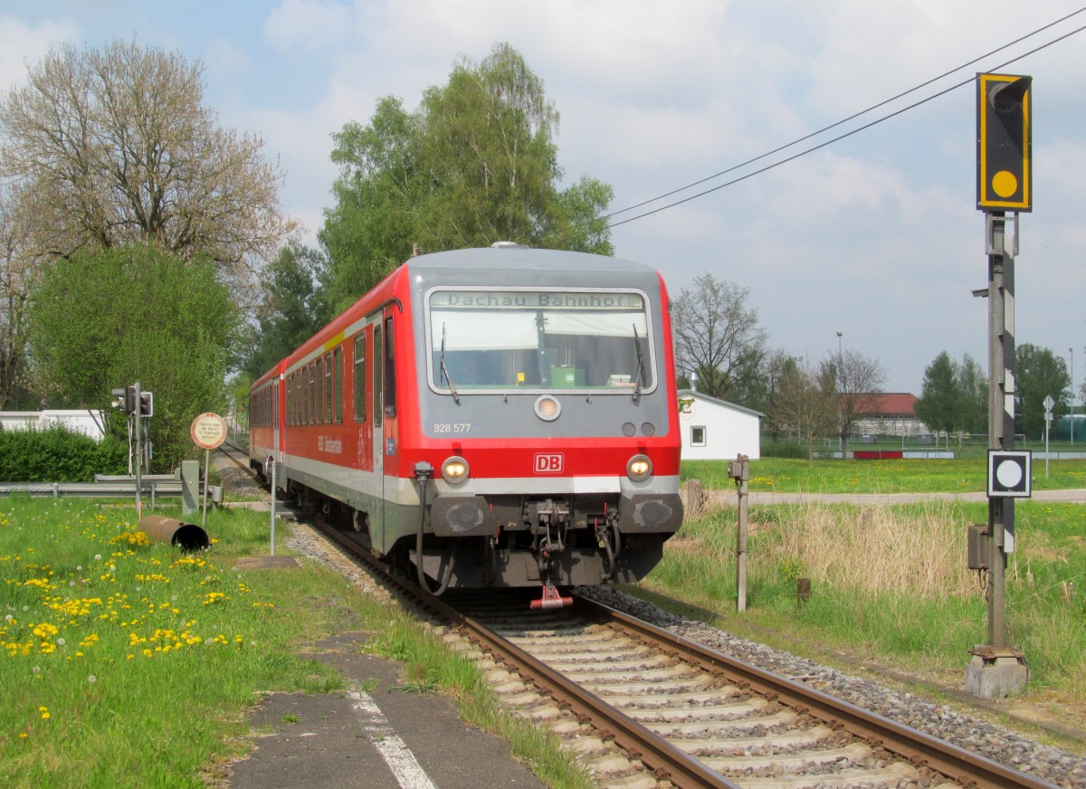 628 577 zur Fahrt nach Dachau Bahnhof am 26. April 2014 bei der Einfahrt in Niederroth.