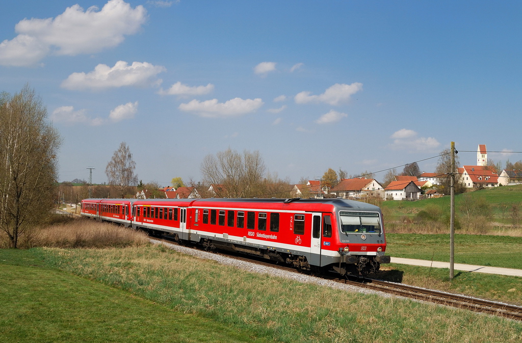 628 580 mit S-Bahn, A-Linie (29347) bei Kleinberghofen (02.04.2014)